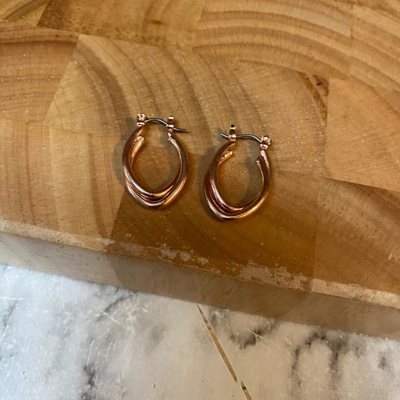 * rose gold tone interlocked hoop earrings 1980 vintage - Picture 5 of 5